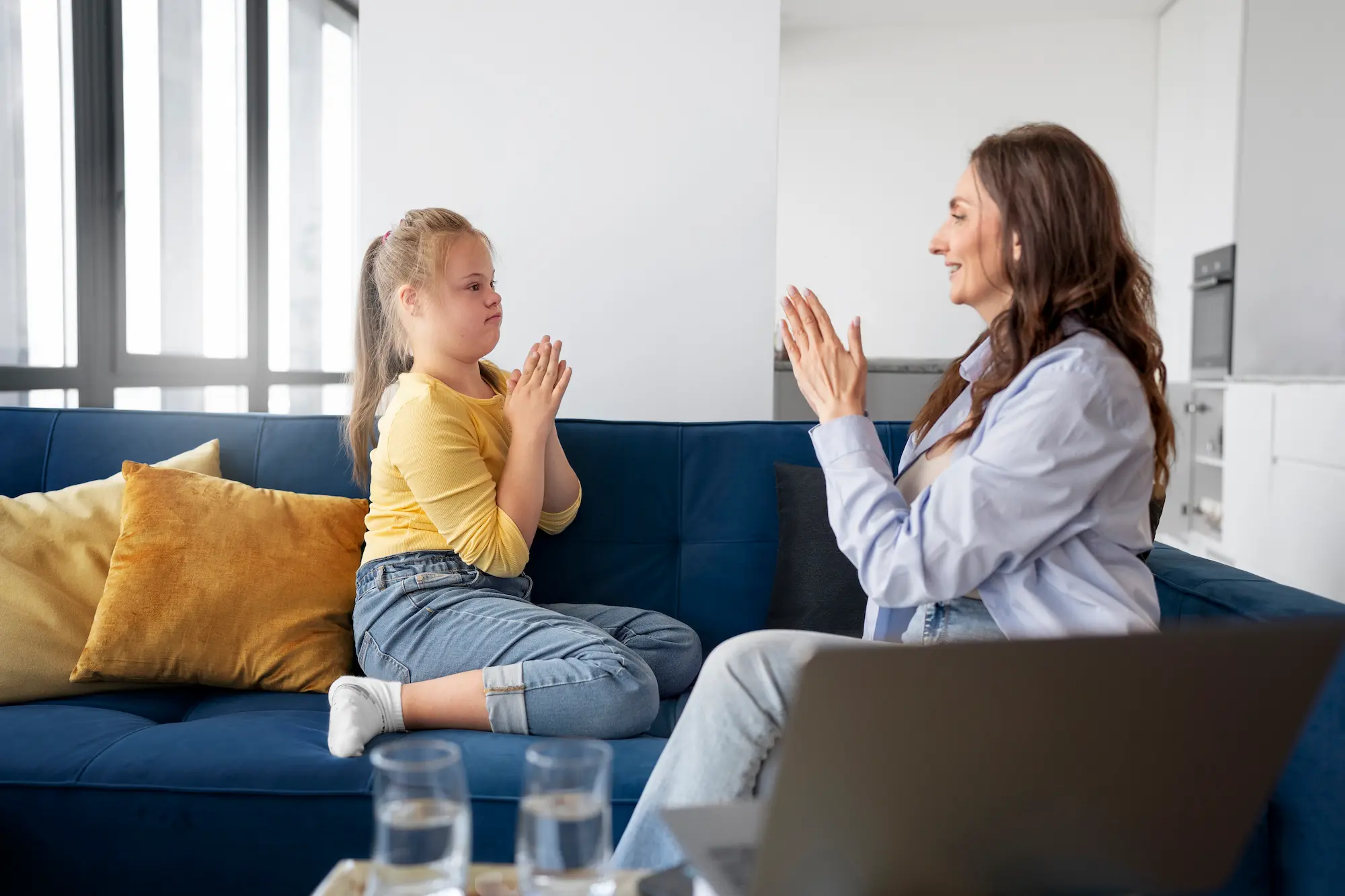 vista lateral mujer y nina jugando juntas